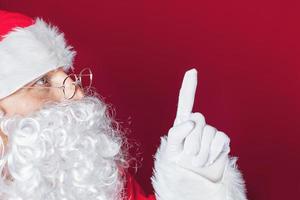 Papai Noel, apontando para o espaço da cópia, fundo vermelho