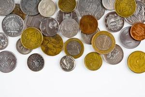 moedas isoladas no fundo branco, com espaço de cópia