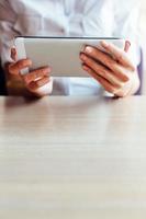 mulher usando novo tablet na mesa com espaço de cópia foto