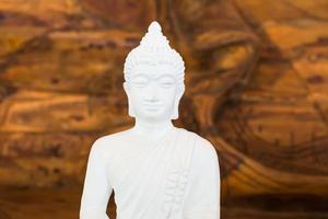 Buda branco sobre fundo de madeira foto