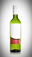 garrafa de vinho com rótulo em branco, isolado em um fundo branco foto