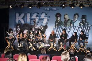 los angeles, 20 de março - beijo motley crue na conferência de imprensa da turnê kiss e motely crue no hotel roosevelt em 20 de março de 2012 em los angeles, ca foto