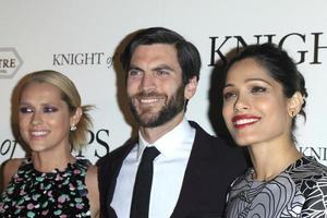 los angeles, 1 de março - teresa palmer, wes bentley, freida pinto na estréia do cavaleiro de copas no teatro no hotel ace em 1 de março de 2016 em los angeles, ca foto