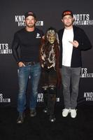 los angeles, 30 de setembro - kellan lutz, jonathan sadowski na fazenda assustadora de 2016 knott s na fazenda knott s berry em 30 de setembro de 2016 em buena park, ca foto