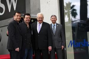 los angeles, 11 de dezembro - jimmy kimmel, seth macfarlane, don mischer, leron gubler na estrela de don mischer na calçada da fama de hollywood no hollywood boulevard em 11 de dezembro de 2014 em los angeles, ca foto