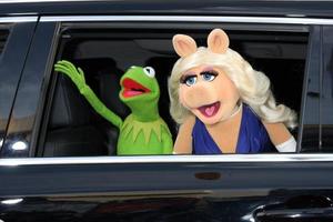 los angeles, 11 de março - kermit the frog, miss piggy at the muppets most wanted, los angeles estréia no teatro el capitan em 11 de março de 2014 em los angeles, ca foto