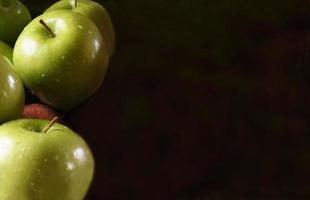 maçãs verdes brilhantes com espaço escuro contraste de cópia