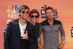 los angeles, 1 de maio - keaton stromberg, wesley stromberg, desenhou chadwick, emblema3 no 1st iheartradio music awards no shrine auditium em 1 de maio de 2014 em los angeles, ca foto