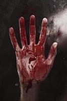 mão humana com sangue. foto