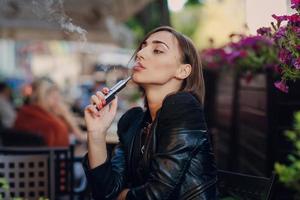 cigarro eletrônico de fumaça morena linda glamourosa foto