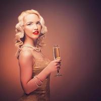 vintage retrato de uma menina com champanhe foto