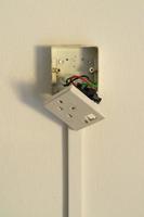 plugue elétrico quebrado na parede. foto