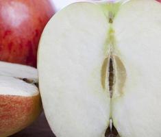 close-up de maçã fatiada foto