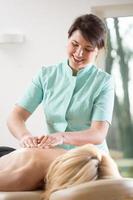 Roman relaxante durante massagem nas costas foto