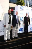 los angeles, 9 de abril - ricky henderson, pat gillick chega na estréia de 42 no teatro chinês em 9 de abril de 2013 em los angeles, ca foto