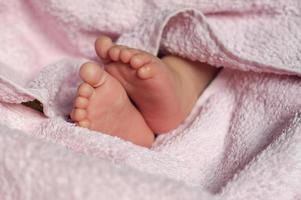 pés do bebê sob o cobertor foto