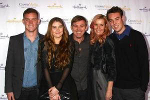 los angeles, 4 de janeiro - a família rick schroder chega ao hallmark channel 2013 winter tca party na huntington library and garden em 4 de janeiro de 2013 em san marino, ca foto