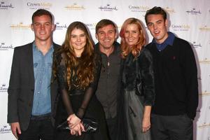 los angeles, 4 de janeiro - a família rick schroder chega ao hallmark channel 2013 winter tca party na huntington library and garden em 4 de janeiro de 2013 em san marino, ca foto