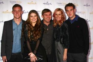 los angeles, 4 de janeiro - a família rick schroder chega ao hallmark channel 2013 winter tca party na huntington library and garden em 4 de janeiro de 2013 em san marino, ca foto