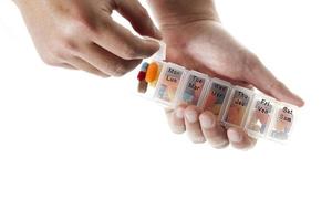 close-up tiro da mão humana segurando o pacote de comprimidos