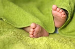 pés do bebê sob o cobertor foto