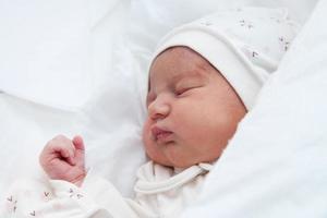 menina recém-nascida no hospital maternidade