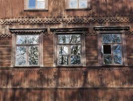 casa abandonada de madeira velha foto