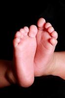 pé de bebê recém-nascido foto