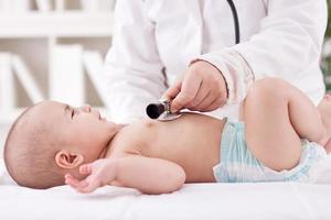 médico ouve os batimentos cardíacos do bebê