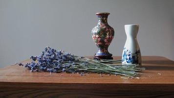 vaso e lavanda na mesa, decoração de casa foto