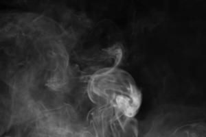 fumaça branca abstrata animada em um fundo preto foto