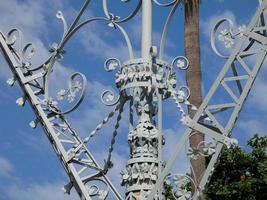 detalhes retroiluminados de um candelabro modernista na cidade de barcelona foto