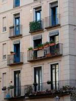 edificio tipico de la ciudad de barcelona al lado de santa maria del mar foto