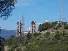 fábrica de cimento sem atividade nas proximidades da cidade de barcelona foto