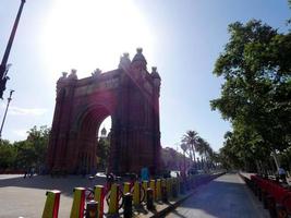 arco triunfal retroiluminado da cidade de barcelona foto