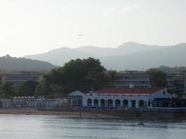 vista da praia de sant pol, s'agaro na costa brava catalana foto