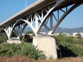 ponte sobre um rio para a passagem de veículos motorizados foto