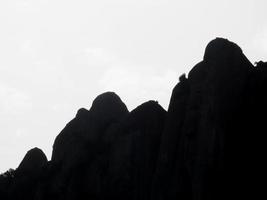 perfil das montanhas de montserrat na província de barcelona, catalunha, espanha. foto