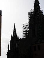 silhueta da catedral da cidade de barcelona foto