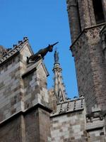 vista da parte de trás da catedral de barcelona foto