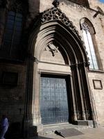 detalhes do edifício religioso, igreja de santa maria del mar no bairro nascido de barcelona. foto