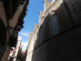 detalhes do edifício religioso, igreja de santa maria del mar no bairro nascido de barcelona. foto