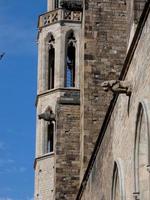 detalhes do edifício religioso, igreja de santa maria del mar no bairro nascido de barcelona. foto