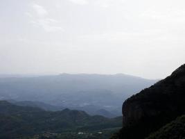 vistas das montanhas de montserrat ao norte da cidade de barcelona. foto