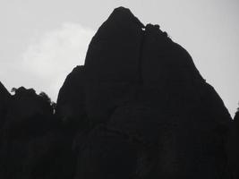 perfil das montanhas de montserrat na província de barcelona, catalunha, espanha. foto