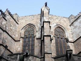 vista da parte de trás da catedral de barcelona foto