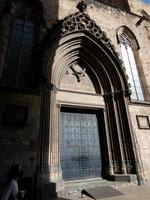 detalhes do edifício religioso, igreja de santa maria del mar no bairro nascido de barcelona. foto