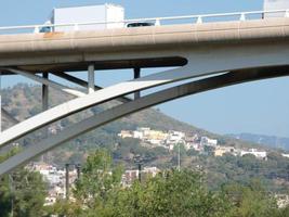 ponte sobre um rio para a passagem de veículos motorizados foto