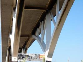 ponte sobre um rio para a passagem de veículos motorizados foto