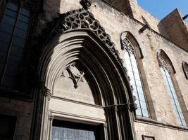 detalhes do edifício religioso, igreja de santa maria del mar no bairro nascido de barcelona. foto